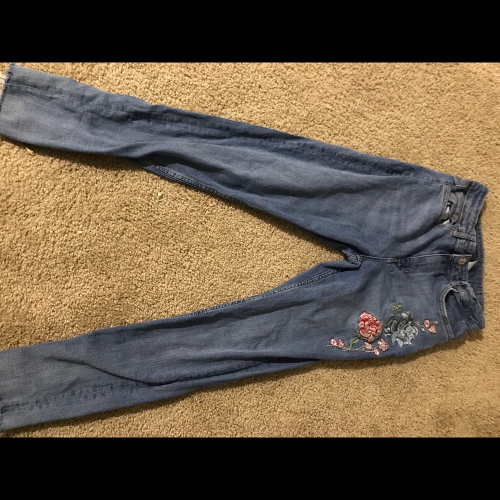 Skinny jeans with roses patches